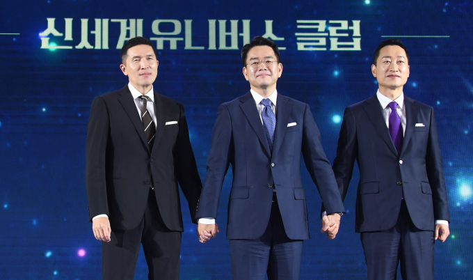 기념촬영하는 이인영 SSG닷컴 대표, 강희석 이마트 대표, 전항일 G마켓 대표/사진=장동규 기자