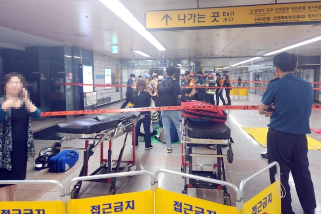 8일 오전 경기 성남시 분당구 수내역에서 에스컬레이터가 역주행하면서 3명이 중상을, 11명이 경상을 당해 병원 이송되는 사고가 났다. / 사진=경기도소방재난본부 