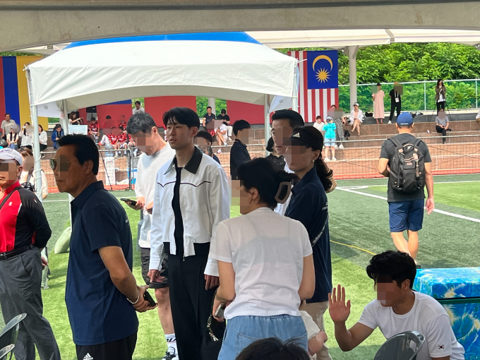 손흥민이 귀국 후 고향 춘천에서 열리는 손흥민 유소년 축구대회에 모습을 드러냈다. 사진은 손흥민 축구대회에서 포착한 손흥민. /사진=뉴스1