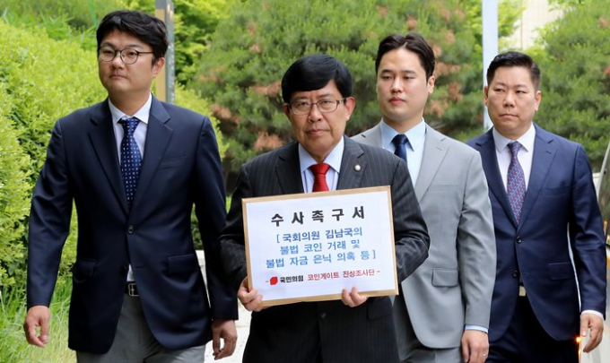 국민의힘 코인게이트 진상조사단이 김남국 의원에게 정보 매매 의혹이 제기됐다는 사실을 밝혔다. 사진은 지난 5일 서울 양천구 남부지방검찰청에서 김남국 의원 불법 코인 거래 및 불법 자금 은닉 의혹 수사촉구서를 들고 검찰로 향하고 있는 국민의힘 코인게이트 진상조사단. /사진=뉴스1