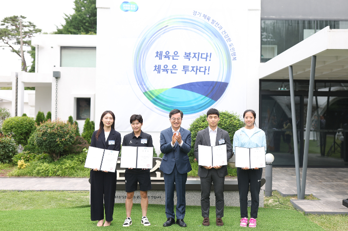  경기도는 경기체육 발전을 위해 '경기체육 홍보대사'로 여자 쇼트트랙 1500m 세계신기록 보유자 최민정 선수, 대한민국 여자축구 국가대표팀 최다 출전과 최다 득점을 이어 가는 지소연 선수, 남자 유도 2024년 파리 올림픽 국가대표 안바울 선수, 여자 탁구에서 만 15세에 국가대표 선수로 선발돼 성장하고 있는 신유빈 선수 등 4명을 위촉했다. / 사진제공=경기도