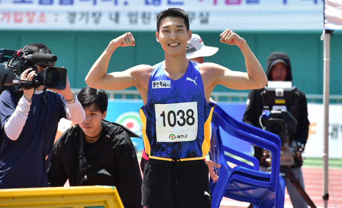 우상혁이 높이 뛰기 세계 랭킹 1위를 되찾았다. 사진은 지난달 KBS배 전국육상경기대회 남자 일반부 높이뛰기 결선에서 2m32cm를 뛰어넘은 우상혁이 기뻐하는 모습. /사진= 뉴시스