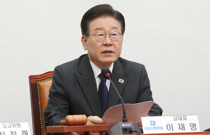 '이래경 좌초'와 관련해 '이재명 책임론'이 계속되는 가운데 더불어민주당 내 비명계와 친명계가 이재명 대표의 사퇴를 두고 대립하고 있다. 사진은 지난 7일 오전 서울 여의도 국회에서 열린 최고위원회의에서 모두발언을 하고 있는 이재명 더불어민주당 대표. /사진=뉴스1