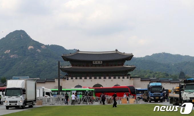 8일 오후 서울 광화문광장에서 관계자들이 U-20월드컵 4강전 거리응원 무대를 설치하고 있다. 2023.6.8/뉴스1 ⓒ News1 박세연 기자