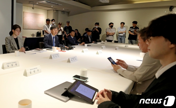 이형훈 보건복지부 보건의료정책관이 8일 서울 중구 컨퍼런스하우스 달개비에서 열린 제10차 의료현안협의체에서 모두발언 하고 있다. 이날 협의체 회의에서는 보건복지부와 대한의사협회가 의사 정원수 문제 등 보건의료 정책 현안을 논의했다. 2023.6.8/뉴스1 ⓒ News1 장수영 기자