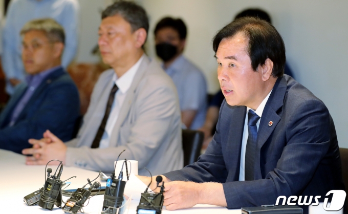 이광래 대한의사협회 인천광역시의사회장이 8일 서울 중구 컨퍼런스하우스 달개비에서 열린 제10차 의료현안협의체에서 모두발언 하고 있다. 이날 협의체 회의에서는 보건복지부와 대한의사협회가 의사 정원수 문제 등 보건의료 정책 현안을 논의했다. 2023.6.8/뉴스1 ⓒ News1 장수영 기자