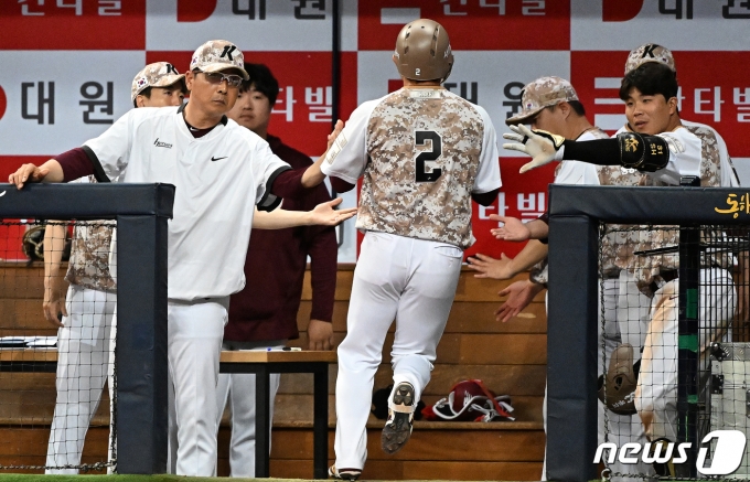 [사진] '6회까지 10득점' 키움, 폭발하는 공격력