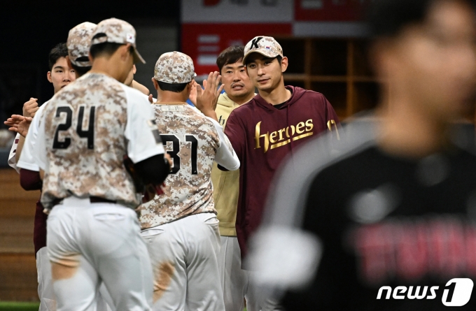 [사진] '캡틴' 이정후, 다들 수고했어!