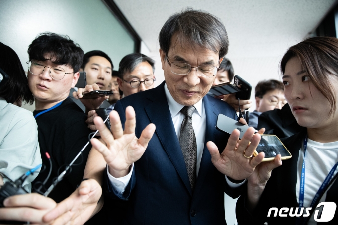 노태악 중앙선거관리위원회 위원장이 2일 오전 경기도 과천시 중앙선거관리위원회에서 열린 선관위원회의를 마친 후 회의실을 나서고 있다. 중앙선관위는 이날 회의에서 사무총장을 비롯한 고위직 자녀 특별채용 의혹과 관련해 감사원의 감사를 거부하기로 최종 결정했다. 2023.6.2/뉴스1 ⓒ News1 이재명 기자