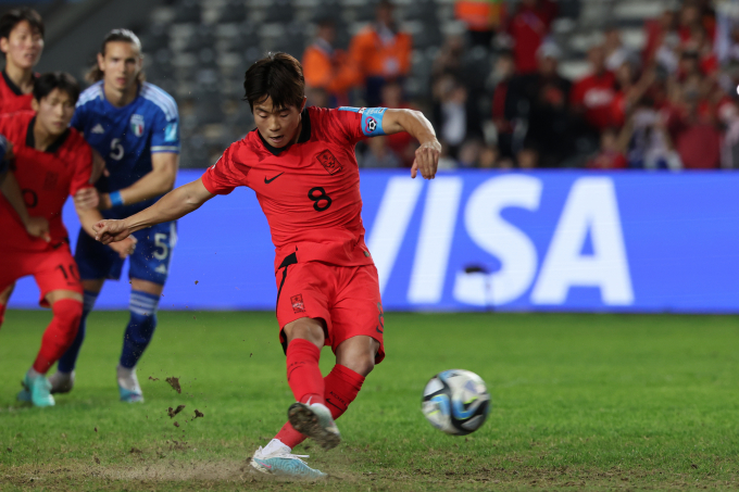 김은중 감독이 이끄는 한국 U-20 대표팀이 이탈리아와의 국제축구연맹(FIFA) U-20 월드컵 준결승전에서 전반을 1-1로 비긴 채 마쳤다. 사진은 이승원이 페널티킥으로 동점골을 만드는 장면. /사진=뉴스1