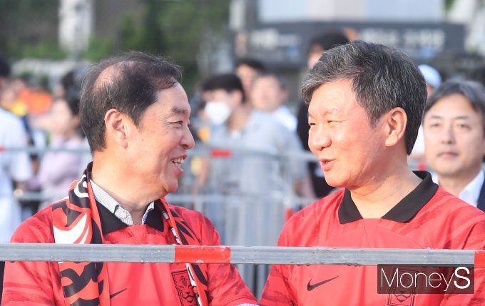 대화 나누는 정몽규 대한축구협회 회장(오른쪽)과 김병준 전국경제인연합회 회장 직무대행/사진=장동규 기자