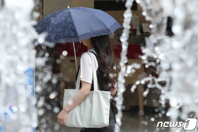 초여름 더위가 이어진 8일 대구 중구 동성로관광안내소 앞 바닥분수 주변을 지나는 시민들이 양산을 펼쳐 뙤약볕을 피하고 있다. 2023.6.8/뉴스1 ⓒ News1 공정식 기자