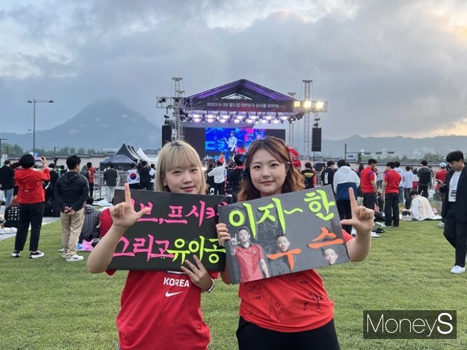 축구를 사랑하는 강세림씨는 U20 축구 대표팀을 응원하기 위해 직접 플래카드를 제작했다. U20 축구 대표팀을 응원하기 위해 광화문광장을 찾은 김나연씨(왼쪽)와 강세림씨의 모습. /사진은 사진=이홍라 기자