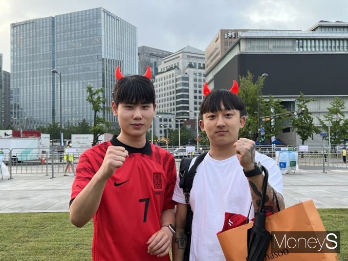 일산에 거주하는 윤준서씨는 대표팀을 응원하기 위해 전날 서울로 이동해 밤을 새고 광화문광장을 찾았다. 사진은 U20 축구 대표팀을 응원하기 위해 광화문광장을 찾은 윤준서씨(왼쪽)와 김대엽씨의 모습. /사진=이홍라 기자