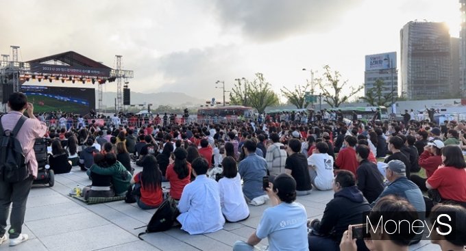 9일 오전 광화문 광장에는 한국 대표팀의 2023 국제축구연맹(FIFA) U-20 월드컵 준결승전 승리를 기원하는 거리 응원이 진행됐다. 사진은 U20 월드컵 준결승을 지켜보는 시민들의 모습. /사진=이홍라 기자