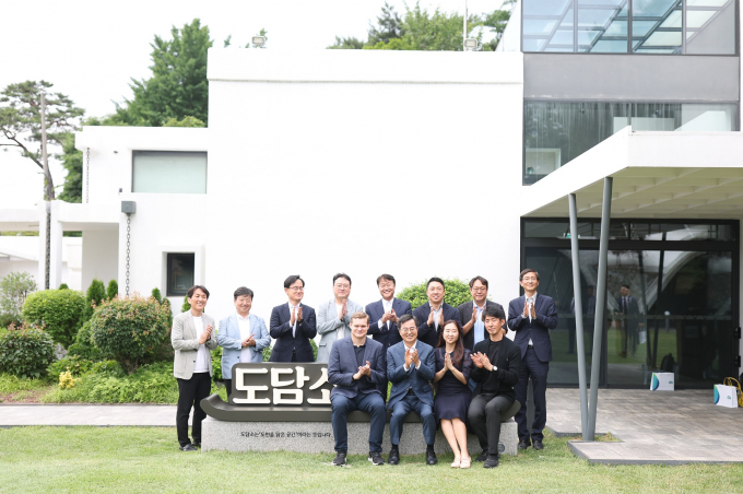 8일 오후 '도담소'에서 열린 'AI 전문가 정책간담회' 참가자들이 기념촬영을 하고 있다. / 사진제공=경기도