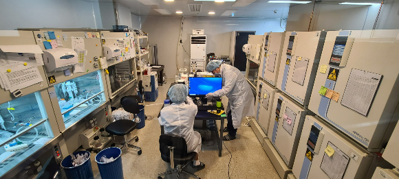 3D 바이오프린팅과 바이오잉크 기술을 보유하고 있는 티앤알바이오팹은 오가노이드의 대량생산과 정밀 구현이 가능하다는 평가를 받는다. 사진은 티앤알바이오팹 연구원들이 연구개발하고 있는 모습. /사진=티앤알바이오