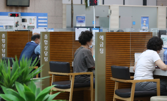 사진은 서울 시중은행 창구/사진=뉴시스