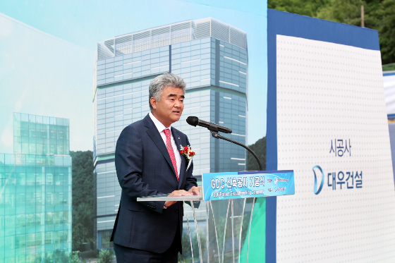 대우건설 정원주 회장이 GDC & 오피스 기공식에서 기념사를 하고 있다. /사진제공=대우건설 
