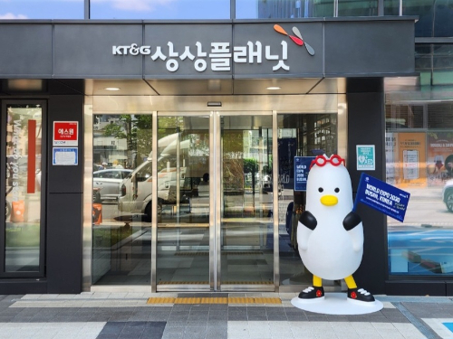 KT&G가 부산시 대표 캐릭터 부기(boogi) 조형물을 전국 상상마당 5곳과 상상플래닛, 영업 기관 115개소에 설치했다. 사진은 KT&G 상상마당 부산 앞에 설치된 부산 캐릭터 부기 조형물 이미지. /사진=KT&G