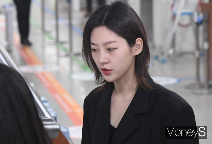 배우 김새론이 음주운전으로 물의를 빚은 지 1년 만에 대중 앞에 모습을 드러낸다. 사진은 지난 4월 서울 서초구 서울중앙지방법원에서 열린 1심 선고공판에 출석한 배우 김새론. /사진=장동규 기자
