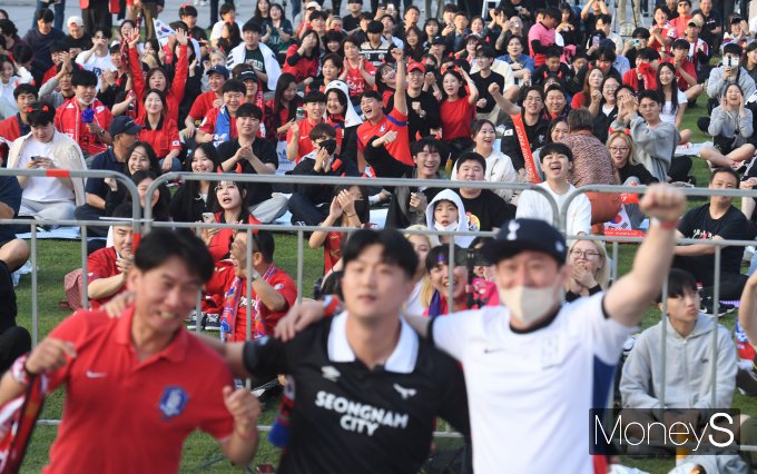 "대한민국"을 연호하며 응원하는 시민들/사진=장동규 기자