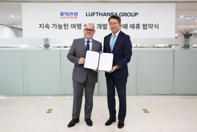 지난달 11일 서울 광화문 서울지점에서 백현 롯데관광개발 대표와 레안드로 토니단델 루프트한자그룹 항공사 한국지사장(왼쪽)이 기념 촬영을 하고 있다. /사진=롯데관광개발