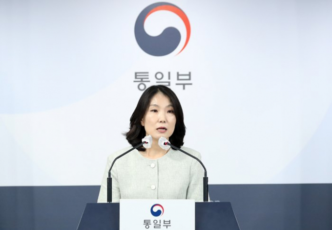 통일부가 북한 주민으로 추정되는 남성 시신 1구를 북측에 송환하겠다고 밝히며 북한 측의 응답을 촉구했다. 사진은 9일 오전 서울 종로구 세종대로 정부서울청사에서 북한 주민 사체 인도 대북 통지를 하고 있는 이효정 통일부 부대변인. /사진=뉴스1