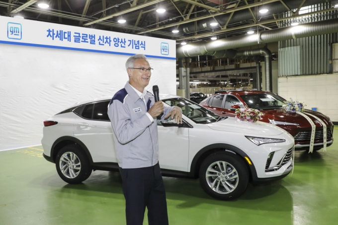 로베르토 렘펠 GM한국사업장 사장이 지난 8일 인천 부평공장에서 쉐보레 트랙스 크로스오버 파생 모델인 '뷰익 엔비스타' 양산 기념식을 열었다. /사진=GM한국사업장