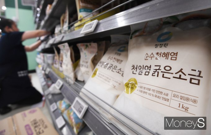 [머니S포토] 일본 오염수 불안에 '천일염 관심 급등'