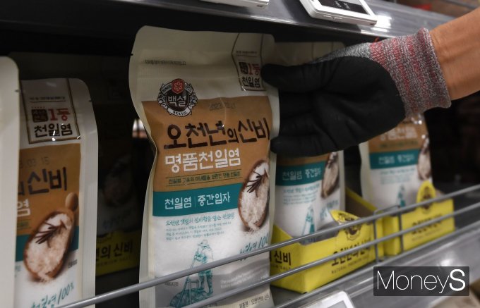 [머니S포토] 들썩이는 '소금값'