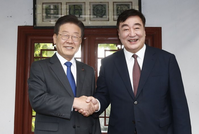 이재명 더불어민주당 대표는 싱하이밍 주한중국대사와 회동 이후 "할 이야기는 충분히 했다"고 밝혔다. 사진은 지난 8일 오후 서울 성북구 중국대사관저를 방문해 싱하이밍 주한중국대사(오른쪽)와 만난 이 대표. /사진=뉴스1