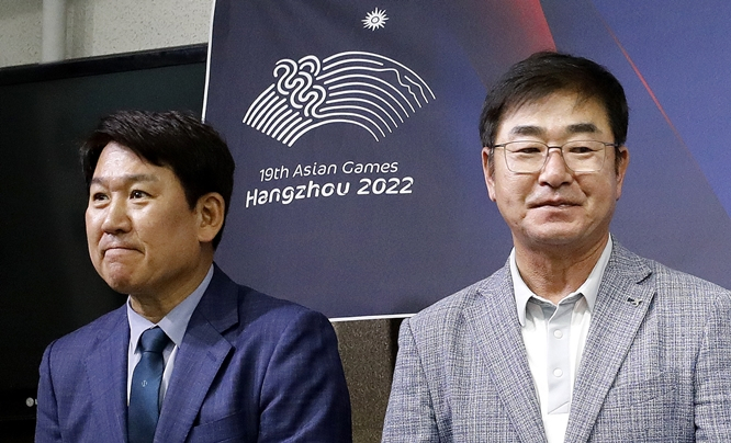 한국야구위원회(KBO)가 9일 2023년 항저우 아시안게임 야구 대표팀 최종 명단을 발표했다. 사진은 조계현 KBO 전력강화위원회 위원장(왼쪽)과 류중일 아시안게임 야구 대표팀 감독이 이날 아시안게임 야구 국가대표팀 명단을 발표하는 모습. /사진=뉴스1