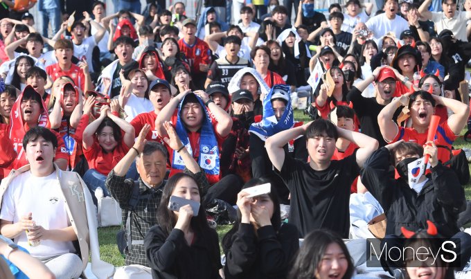 김은중 한국 U-20 대표팀 감독이 이끄는 한국은 오는 오는 12일 오전 2시30분에 이스라엘과 3·4위전 한판 승부를 벌인다. 사진은 9일 U-20 축구 대표팀을 응원하기 위해 광화문광장을 찾은 시민들. /사진=장동규 기자