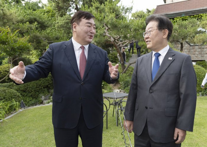 이재명 더불어민주당 대표는 지난 8일 저녁 주한 중국대사 관저에서 싱하이밍 대사와 만나 일본의 후쿠시마 원전 오염수 해양 방류 시도를 함께 비판했다. 사진은 지난 8일 오후 서울 성북구 중국대사관저를 방문해 싱 대사와 관저를 둘러보며 대화를 나누고 있는 이 대표(오른쪽). /사진=뉴스1