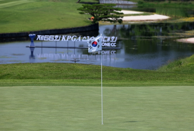 KPGA 선수권대회가 열리는 에이원CC에 설치된 태극기 깃대. /사진= KPGA
