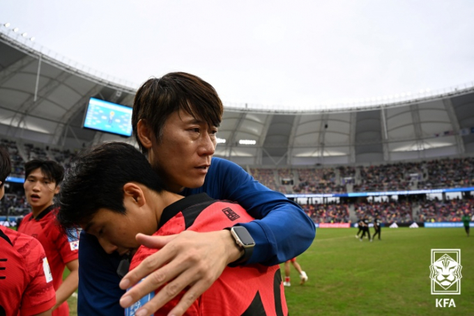 김은중 한국 U-20 대표팀 감독은 '샤프'라 불리는 별명처럼 날카롭고 치밀한 전술로 팀을 4강으로 이끌었다. 사진은 지난 5일 나이지리아를 꺾고 4강에 오른 뒤 선수들을 안아주며 눈물 흘리는 김 감독. /사진=대한축구협회 제공