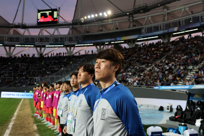 김은중 한국 U-20 대표팀 감독은 "가진 것을 100% 이상 쏟아내는 헌신에 감사하다"며 선수들을 격려했다. 사진은 9일 아르헨티나 라플라타 라플라 스타디움에서 도열하고 있는 김 감독과 한국 대표팀. /사진=뉴스1
