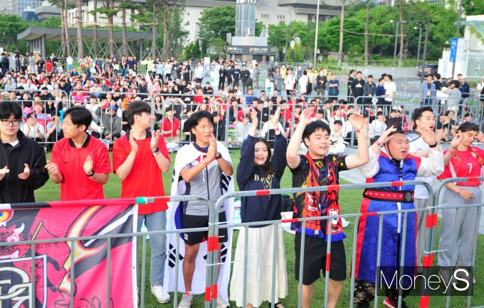 김은중 한국 U-20 대표팀 감독이 이끄는 한국은 오는 12일 오전 2시30분에 이스라엘과 3·4위전 한판 승부를 벌인다. 사진은 9일 U-20 축구 대표팀을 응원하기 위해 광화문광장을 찾은 시민들. /사진=장동규 기자