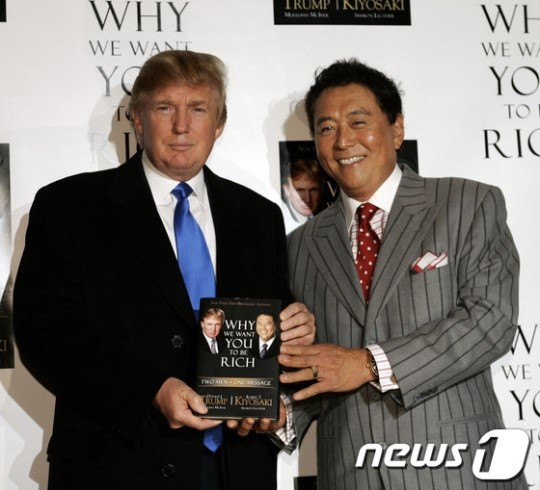 '부자아빠 가난한아빠'의 저자 로버트 기요사키가 "부동산 폭락에 대비해 비트코인을 매수해야 한다"고 말했다. 사진은 도널드 트럼프 전 미국 대통령(왼쪽)과 기요사키 /사진=뉴스1