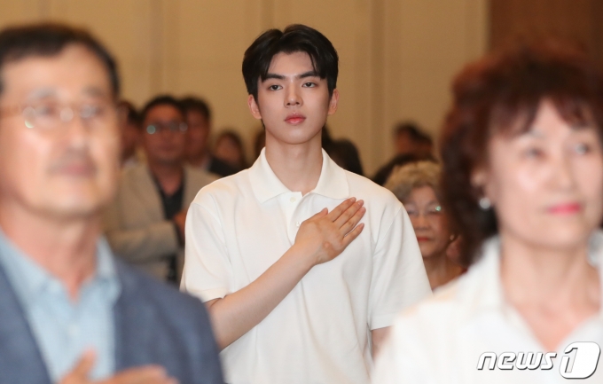 [사진] '피겨 왕자' 차준환, 국민의례