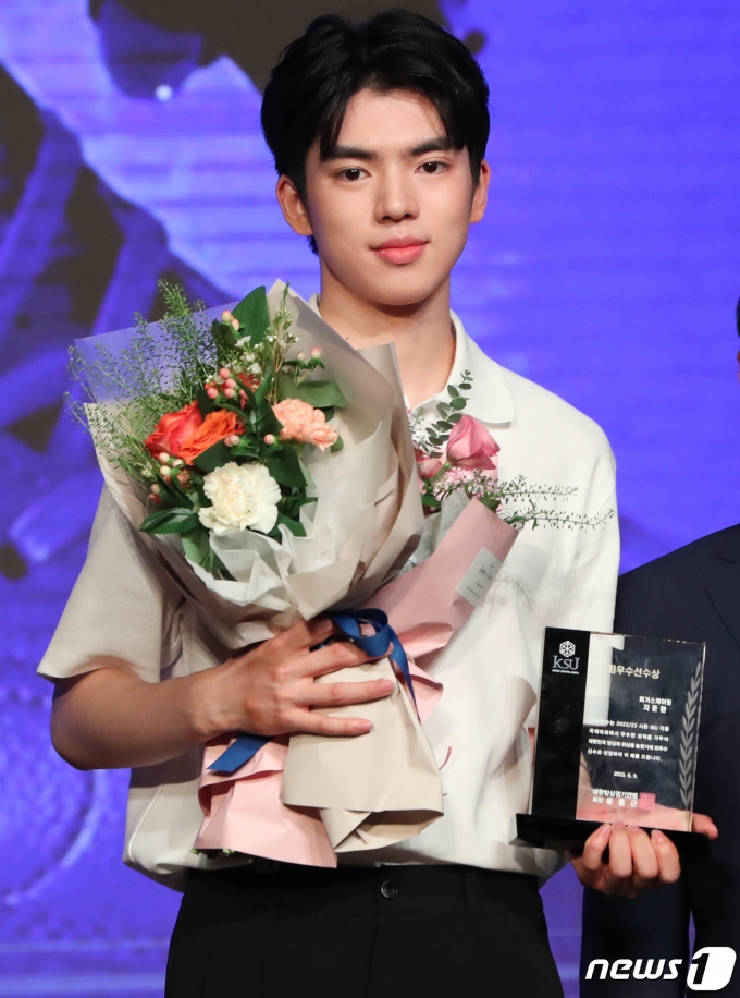 [사진] '2023 빙상인의 밤' 최우수 선수상 수상한 차준환