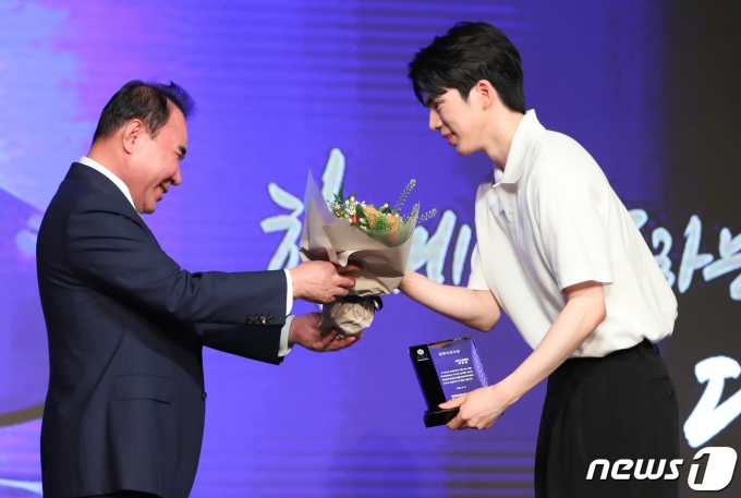[사진] 최우수 선수상 수상한 차준환