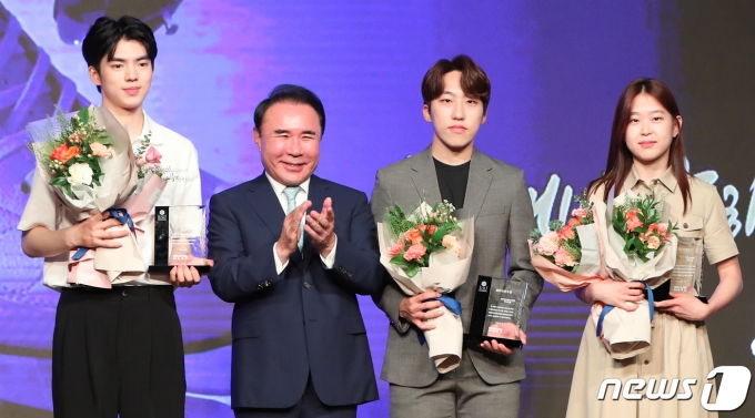 [사진] '2023 빙상인의 밤' 최우수선수상에 김민선·박지원·차준환