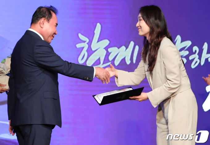 [사진] 성적 우수 포상하는 최민정