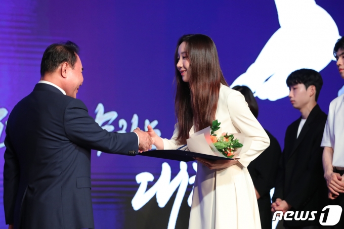 [사진] '피겨 장군' 김예림 '성적 우수 포상'