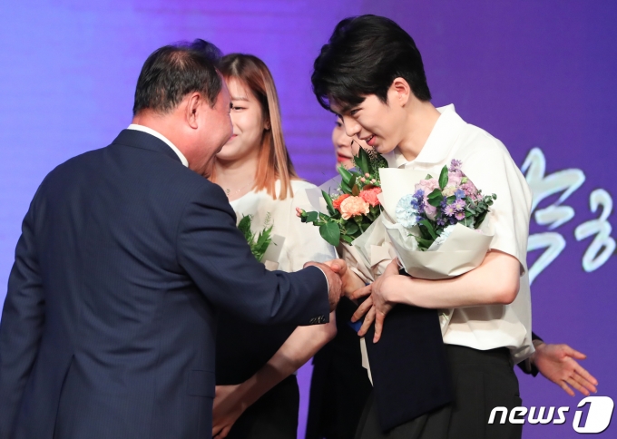 [사진] '차준환 수상 축합니다'