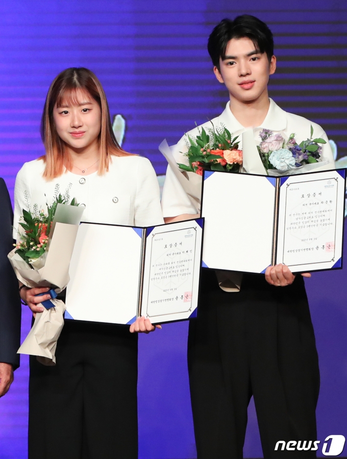 [사진] 성적 우수 포상한 차준환·이해인