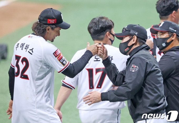 이강철 KT 위즈 감독(오른쪽)과 윌리엄 쿠에바스. 뉴스1 DB ⓒ News1 조태형 기자