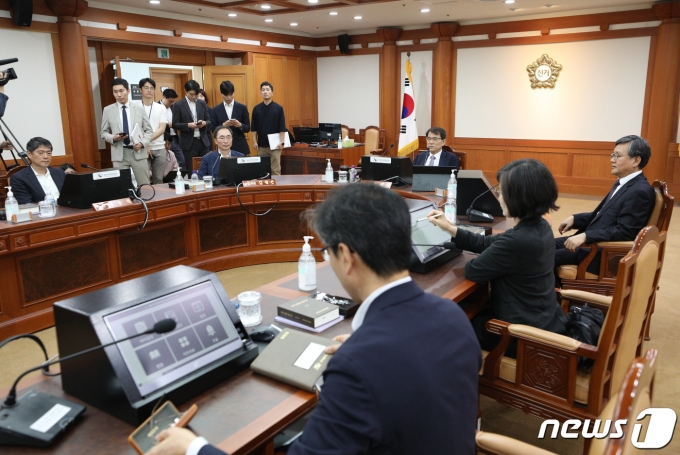 노태악 중앙선거관리위원회 위원장이 9일 오후 경기 과천시 중앙선거관리위원회에서 열린 선관위원회의를 주재하고 있다.2023.6.9/뉴스1 ⓒ News1 신웅수 기자